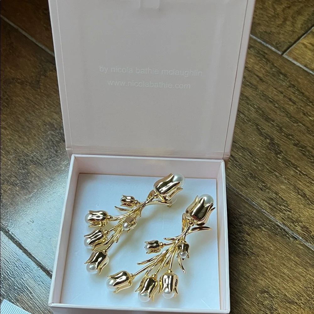 Nicola Bathie golden tulip and pearl earrings. - Picture 1 of 3